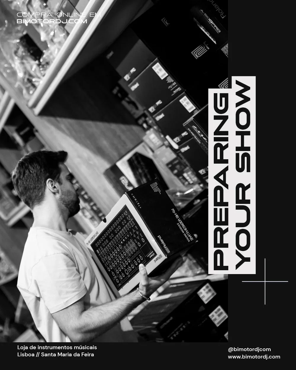Publicação “Preparing your show” a preto e branco, com um funcionário a pegar num sintetizador Roland