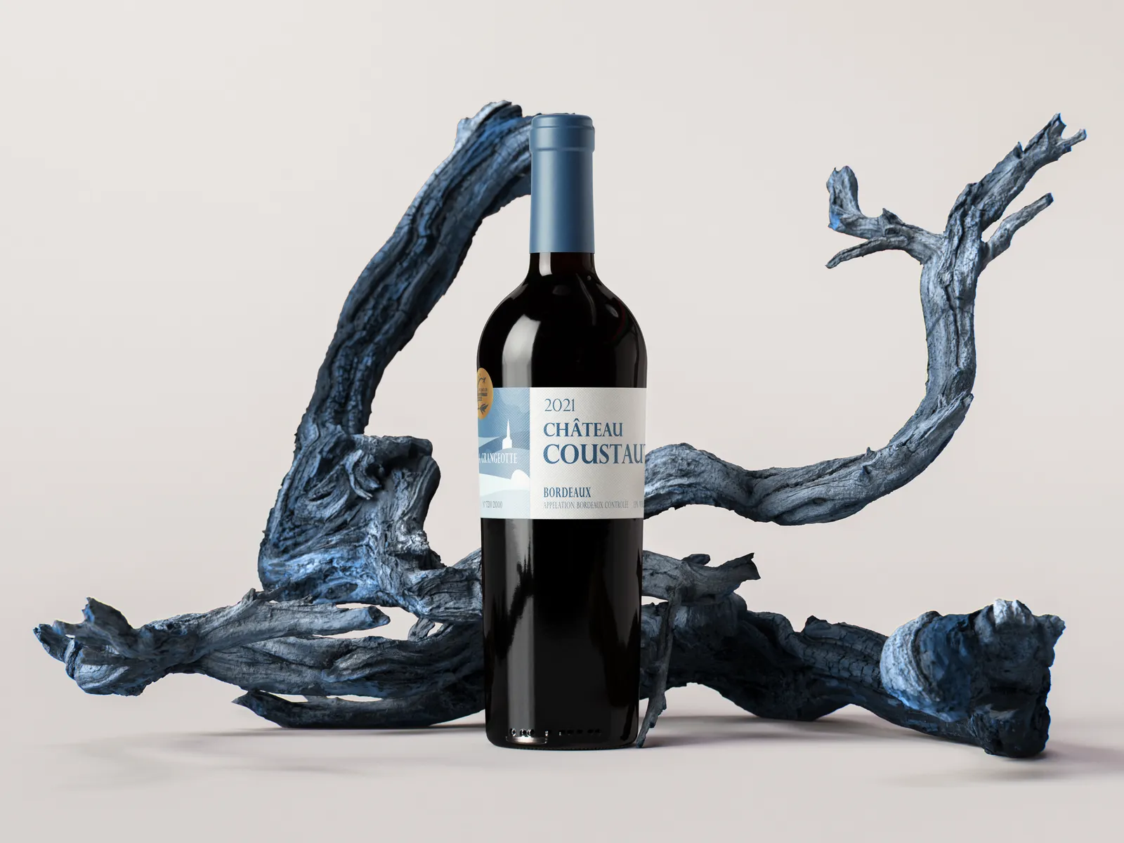 Garrafa Château Coustau Bordeaux 2021 com raiz de videira azul
