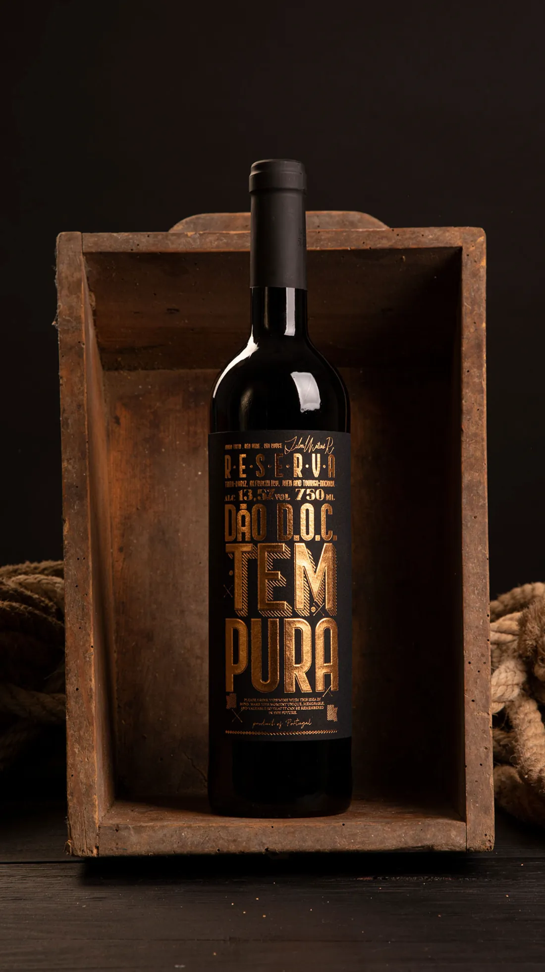 Garrafa Tempura Reserva dentro de uma caixa de madeira antiga, com cordas