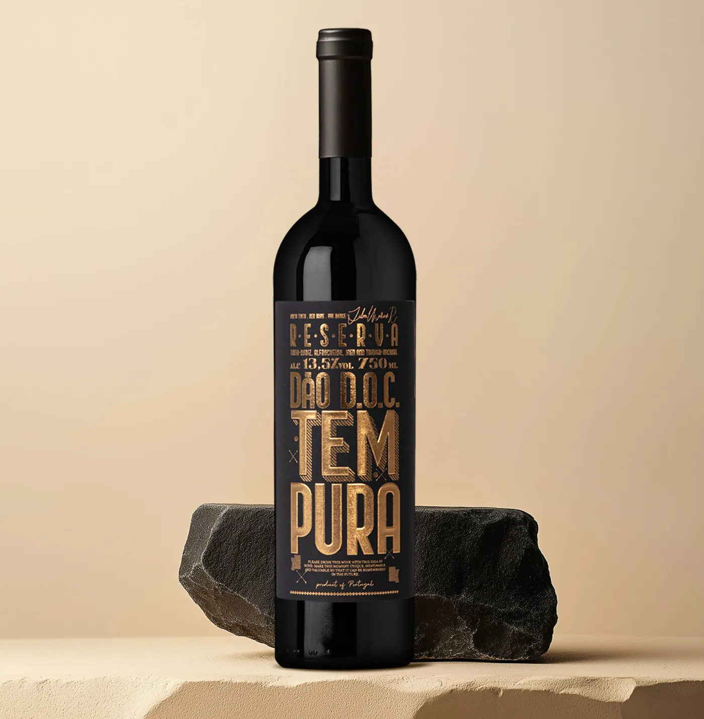 Garrafa Tempura Reserva sobre pedra escura em fundo creme